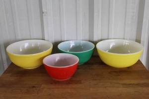 lot 3 image: Pyrex Primary Colors Nesting Mixing Bowls