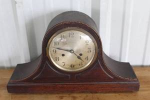 lot 8 image: mantle clock.