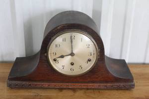 lot 9 image: mantle clock.