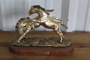 lot 18 image: The Challenge horse sculpture created by artist Gunther R. Granget A Limited edition 1980 #88