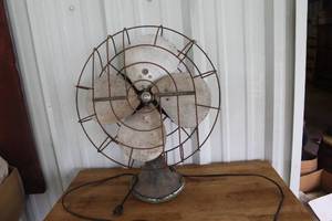 lot 31 image: Vintage Hunter century Zephair Oscillating Electric Fan 265 C-16.