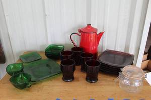 lot 34 image: vintage set of Anchor Hocking Forest Green glass dinnerware,and Anchor Hocking Georgian Ruby Red tumblers and plates and more see pictures for details
