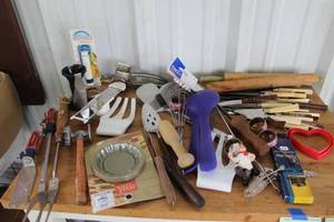lot 52 image: Mix of kitchen utensils