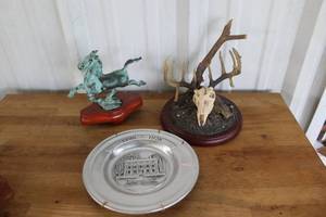 lot 58 image: Vintage Metal Flying Horse of Gansu on Swallow with Wood Base 7 Longtaxidermy display Wilton-Columbia RWP cast aluminum commemorative plate