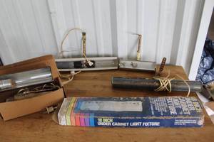 lot 67 image: Collection of lights