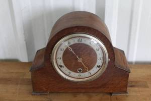 lot 68 image: mechanical mantel clock with key