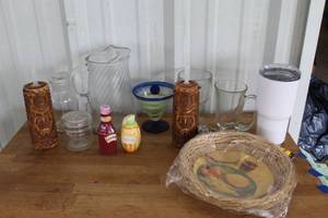 lot 80 image: Salt and pepper shaker and kitchen items see pictures for details