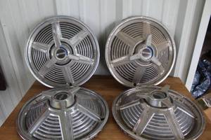 lot 90 image: vintage 1965 Ford Mustang hubcaps with three-bar spinners