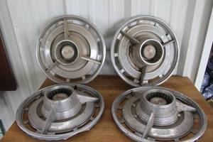 lot 91 image: vintage 1963-1964 Chevrolet Impala SS spinner hubcaps