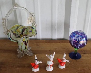 lot 108 image: vintage porcelain dancers in Ukrainian folklore costumes and vintage Murano-style art glass basket