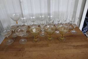 lot 114 image: vintage set of glassware