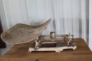 lot 131 image: vintage Detecto baby scale