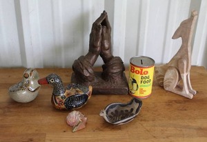 lot 140 image: collection of vintage decorative items see pictures for details