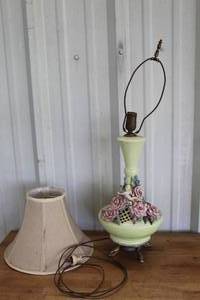 lot 157 image: vintage Capodimonte-style table lamp top piece needs to be fixed