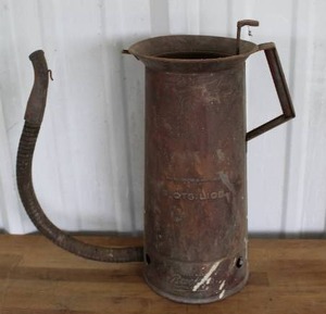 lot 170 image: vintage Brookins oil can