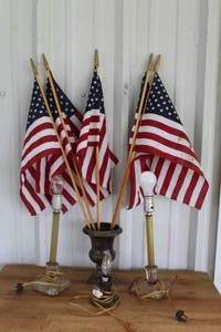 lot 172 image: 3 lamps and American flags and more see pictures for details