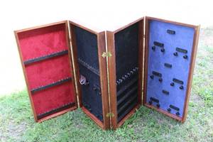 lot 173 image: a portable jewelry display case