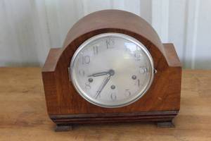 lot 434 image: vintage wooden mantel clock.