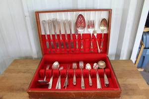 lot 436 image: vintage silver-plated flatware set in a wooden case.from Oneida, Rogers Brothers,