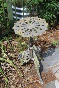 lot 464 image: iron plant stand