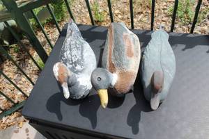 lot 468 image: 3 decoy ducks