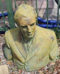 lot 478 image: bust decor appears to be a bust of Josip Broz Tito