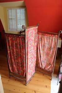 lot 493 image: Victorian-style 3-panel dressing screen featuring a stick-and-ball turned oak frame and floral fabric panels