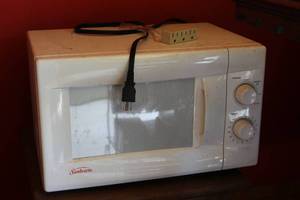lot 506 image: Sunbeam 0.7 cu. ft. 600-watt countertop microwave
