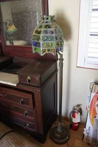 lot 525 image: Tiffany-style lamp