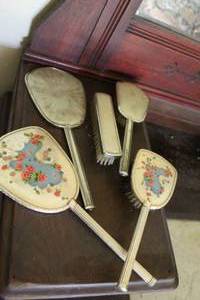 lot 527 image: mid-century vanity sets