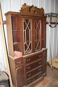lot 540 image: Henkel Harris Georgian mahogany breakfront china cabinet