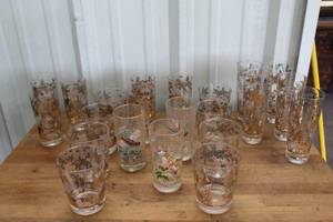 lot 541 image: Gold Birds and Leaves Barware Glasses.
