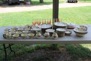 lot 548 image: vintage earthenware pieces in the iconic Desert Rose pattern