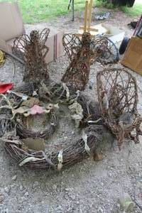 lot 560 image: handcrafted grapevine angel figurines and reefs
