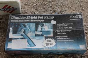 lot 565 image: Solvit UltraLite Bi-fold Pet Ramp with a high-traction walking surface