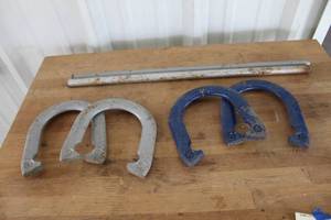 lot 570 image: horseshoes set
