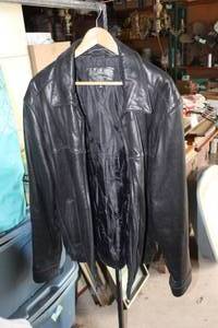 lot 575 image: Dockers XL leather jacket