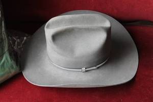 lot 598 image: Resistol size 7 cowboy hat with hat retainer