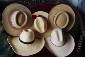 lot 599 image: Collection of straw hats