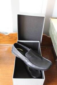 lot 612 image: Kenneth Cole size 10