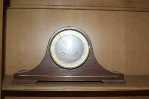 lot 616 image: vintage wooden mantel clock