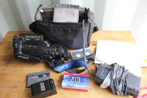 lot 673 image: vintage Sony CCD-FX410 Video8 Handycam camcorder lot
