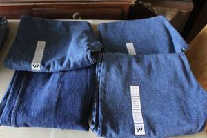 lot 697 image: jeans with tags size 42x32