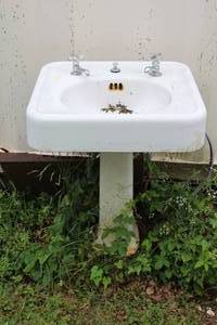 lot 722 image: white vintage pedestal sink