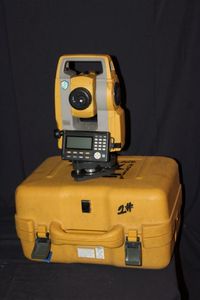lot 50 image: Topcon Es-105 conventional total station
