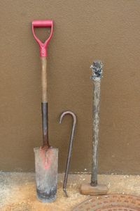 lot 114 image: Shovel, prybar and sledgehammer