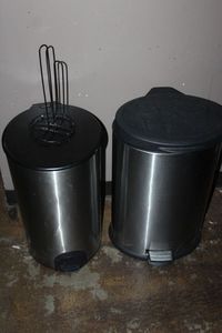lot 181 image: Trash cans and paper towel holder