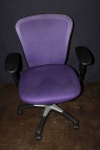 lot 182 image: Purple adjustable desk chair