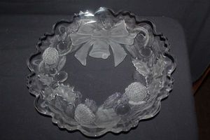 lot 215 image: Vintage clear glass serving platter Holiday Wreath by Crystal Clear Studios Japan, 13 inches