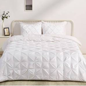 lot 174 image: New Amazon Basics FullQueen Soft Lightweight Down-Alternative 3-Piece Comforter Set With Piped Edges, Bright White - As Shown